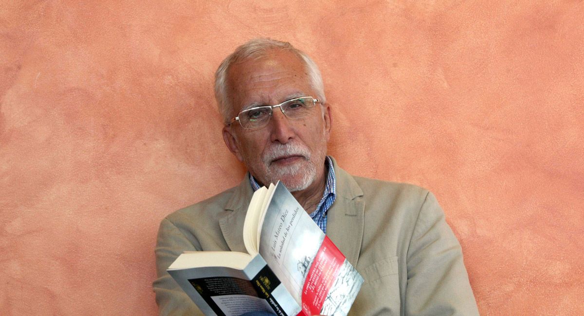 El escritor lacianiego Luis Mateo Díez en la feria del libro de Valladolid con su anterior publicación. | MIRIAM CHACÓN (ICAL)