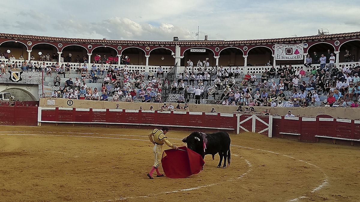 Hubo toros en Valencia de Don Juan y los tendidos presentaron un muy buen aspecto, había muchas ganas. | TERESA GIGANTO