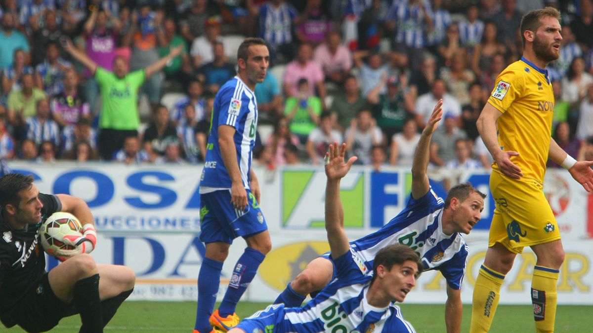 Baró y Berrocal piden penalti en el partido de la temporada pasada ante el Alcorcón. | CÉSAR SÁNCHEZ