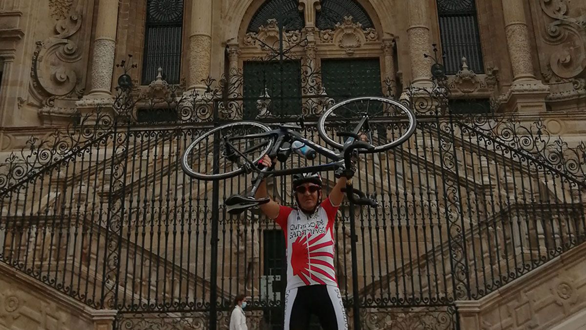 Miguel Ángel Morán, con su bicicleta al aire frente a la Catedral de Santiago.
