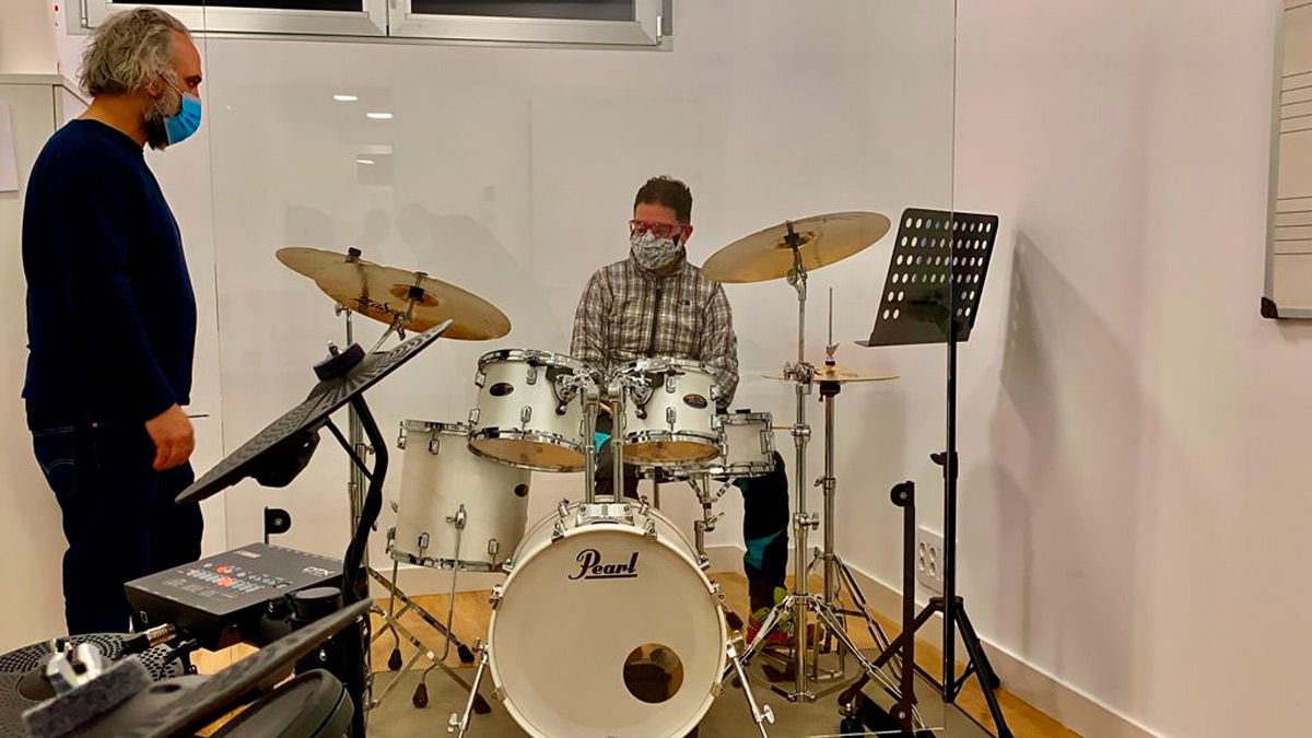 Uno de los profesores de la Escuela, Juan S. Vivas, impartiendo una clase de batería. | L.N.C.