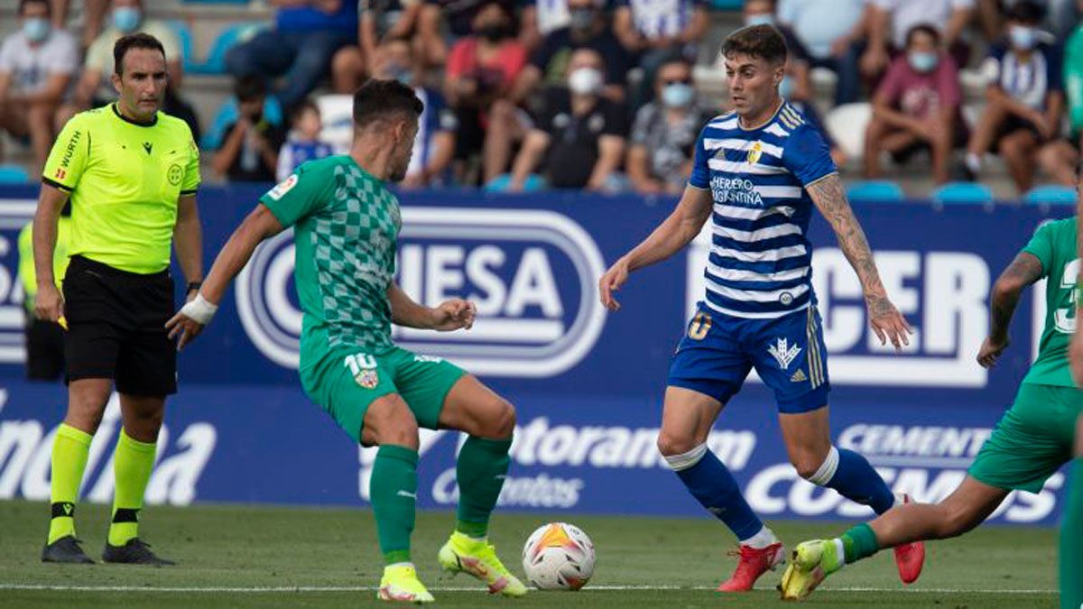 Naranjo trata de zafarse del marcaje de Curro en el partido disputado el pasado domingo. | LA LIGA