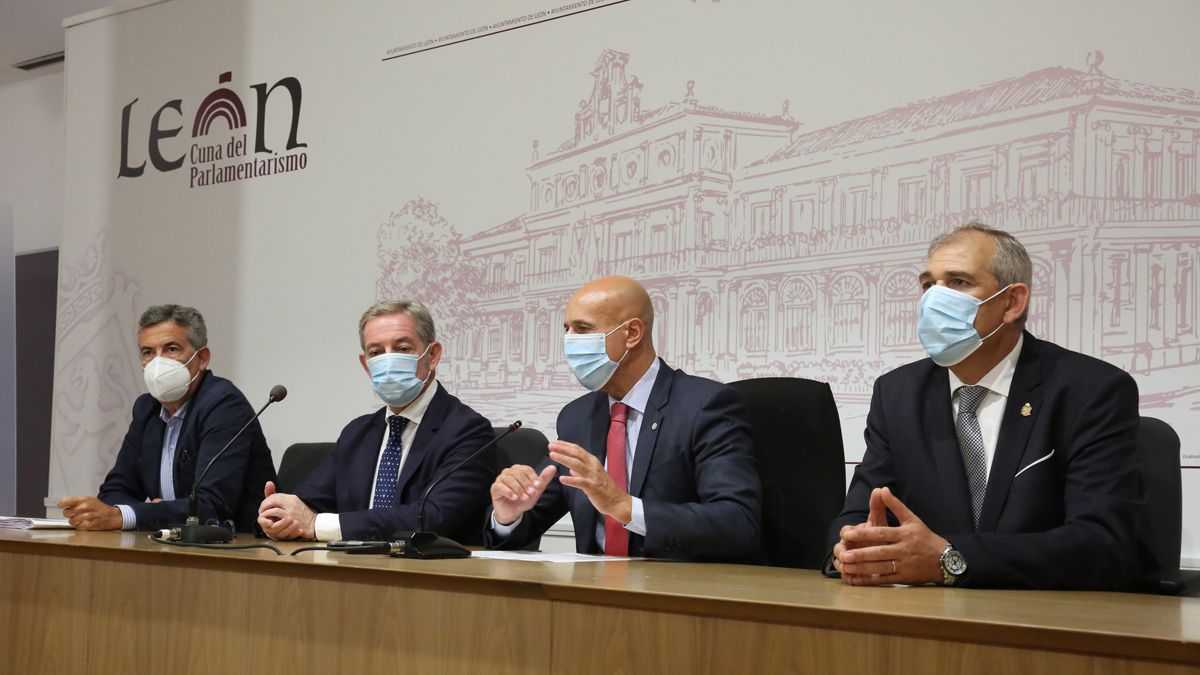 Javier Sanz, Javier Vega, José Antonio Diez y Vicente Canuria, durante su comparecencia. | CÉSAR