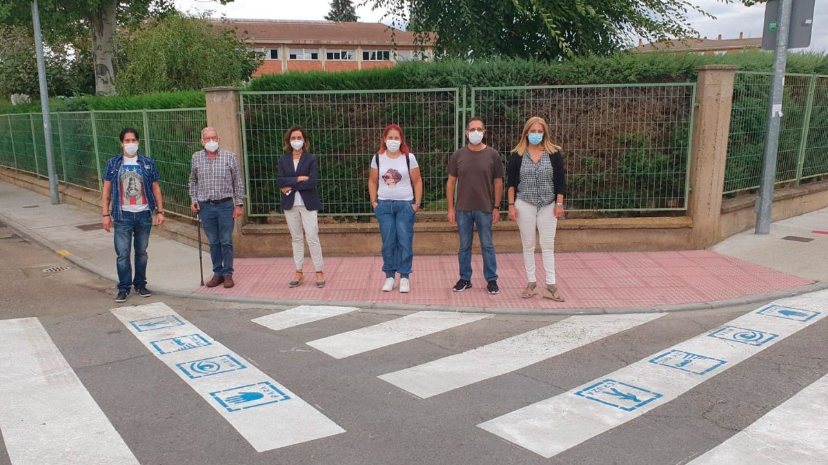 Los nuevos pasos de peatones de Santa María del Páramo se sirven de pictogramas. | L.N.C. Los nuevos pasos de peatones de Santa María del Páramo se sirven de pictogramas. | L.N.C.