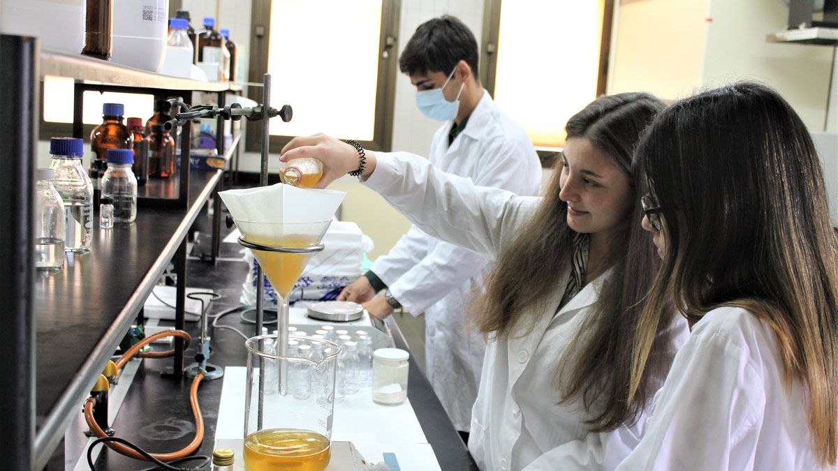 Tres de los integrantes del grupo elaborando su producto, el 'Kombuchamy'. L.N.C.