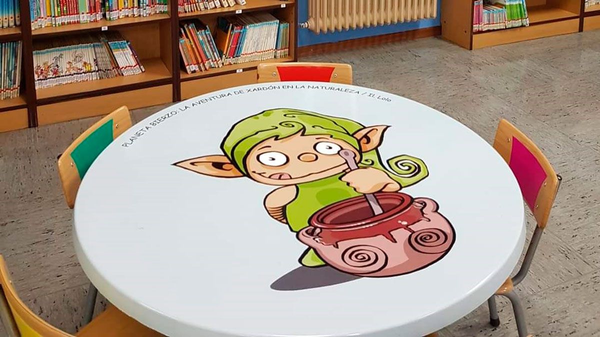 Mesa en la que Xardón es protagonista en la Casa de la Cultura de Ponferrada.