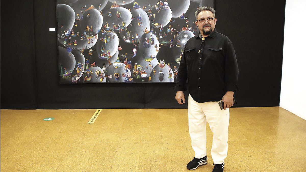 El artista de Carbajal de Fuentes, José de León, en la inauguración de su exposición ‘Las mil y una noches’ en el Ateneo Cultural El Albéitar. | PEIO GARCÍA (ICAL)