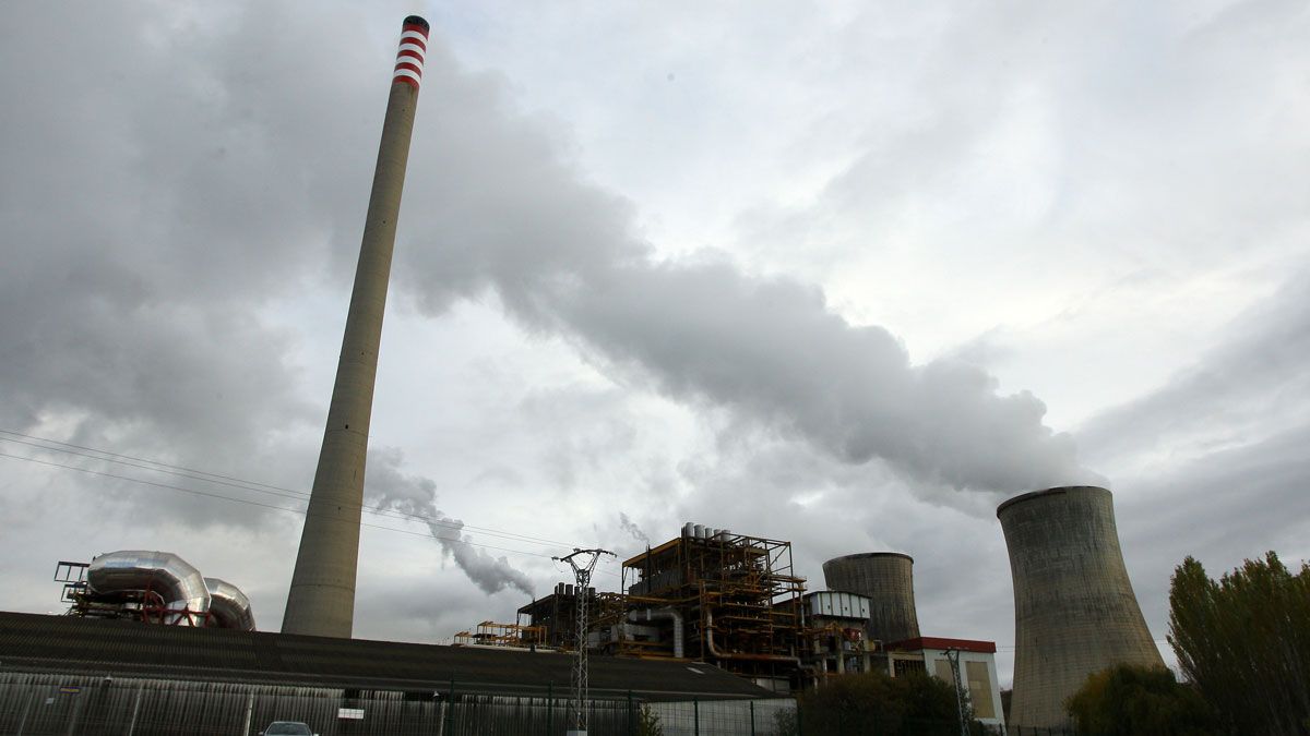 Pedirán que se reserven los elementos más característicos de Compostilla, su chimenea y torres de refrigeración. | M.I.