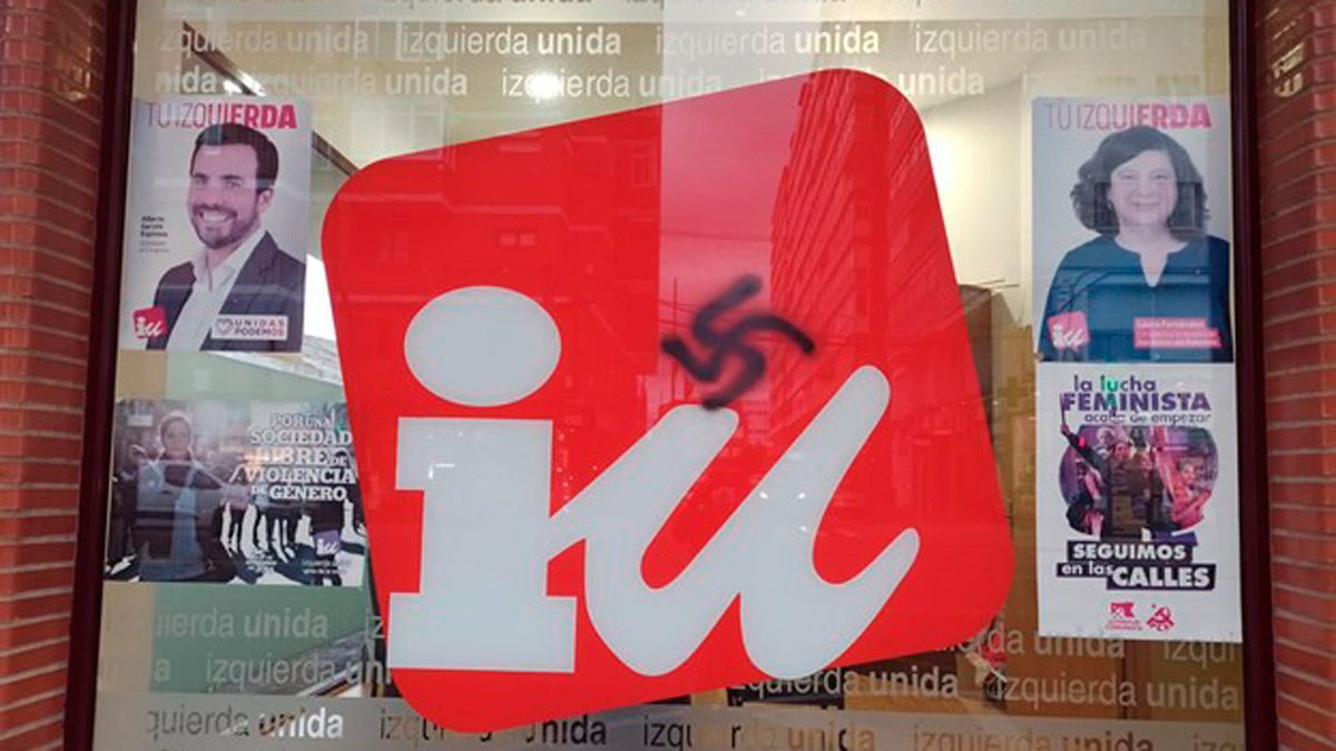 Pintadas en la sede de Izquierda Unida en San Andrés del Rabanedo. | L.N.C.