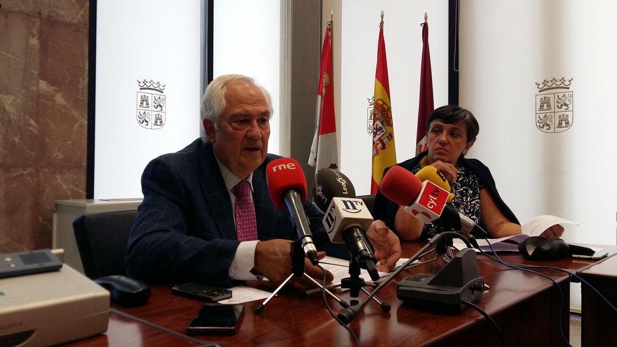 El delegado de la Junta, Guillermo García, y la directora provincial de Educación, Emilia Villanueva. | A. MARTÍNEZ