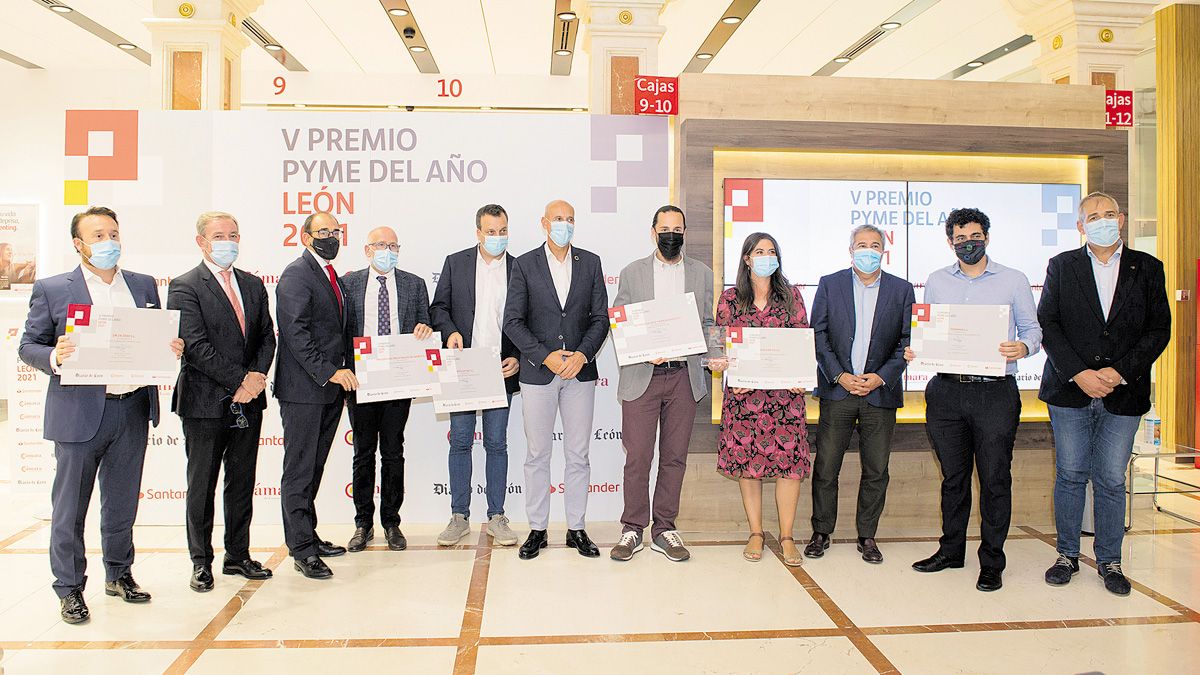 Foto de familia de los galardonados en el premio Pyme del Año. | MAURICIO PEÑA