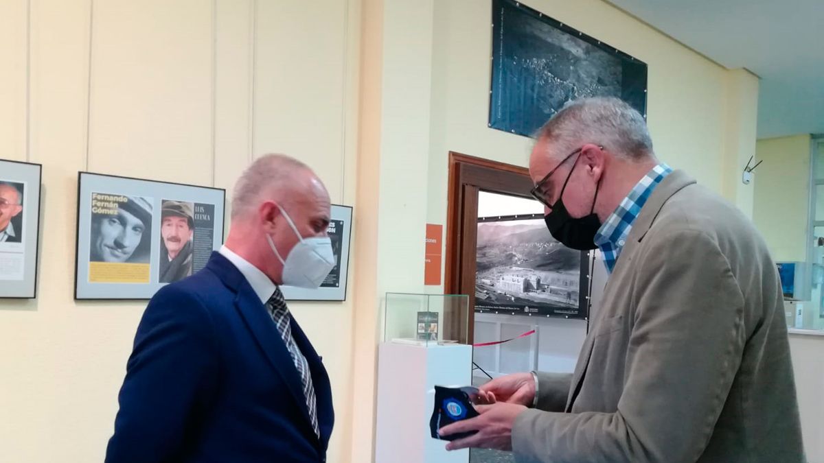 Presentación del libro del intendente, acompañado del alcalde de Ponferrada. | MAR IGLESIAS