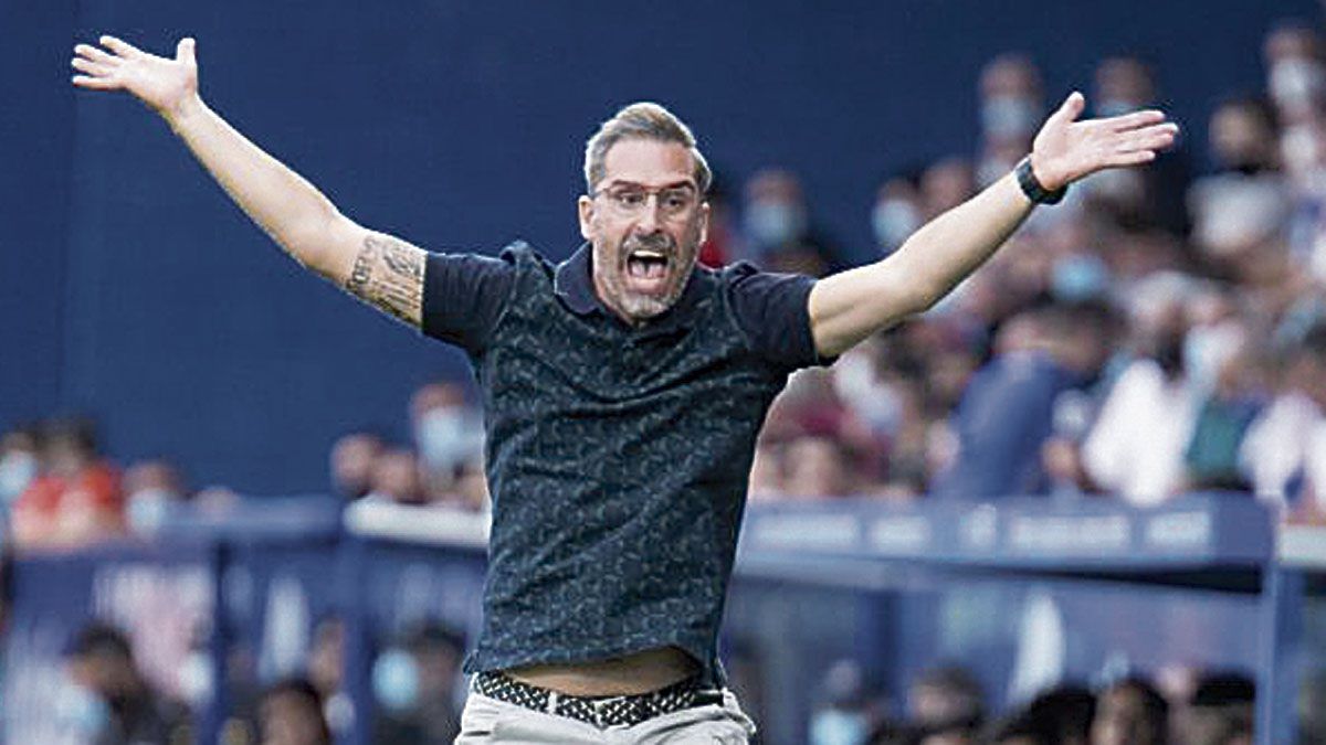 Bolo reclama una decisión en el partido con el Almería.| LALIGA Bolo reclama una decisión en el partido con el Almería.| LALIGA