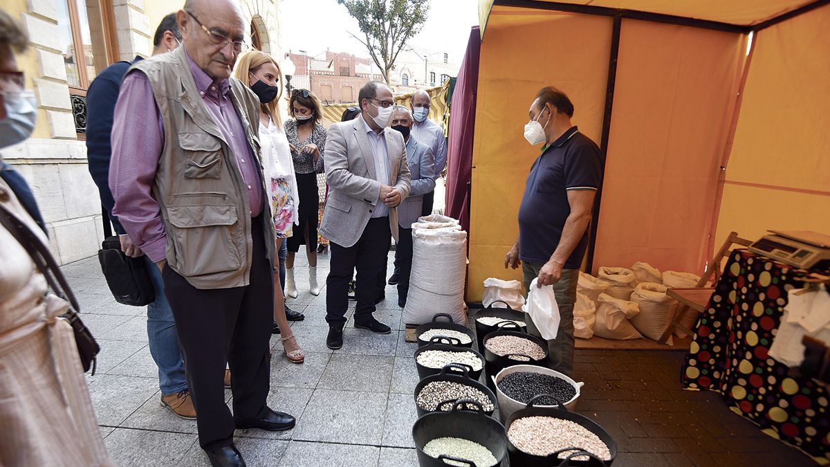 La Feria Agroalimentaria se celebra en la Plaza Mayor de la ciudad. | SAÚL ARÉN