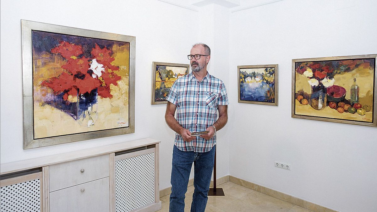 Luis Fernández Hebrero en la galería de arte Alemi, donde regresa con una selección de sus últimos trabajos. | VICENTE GARCÍA