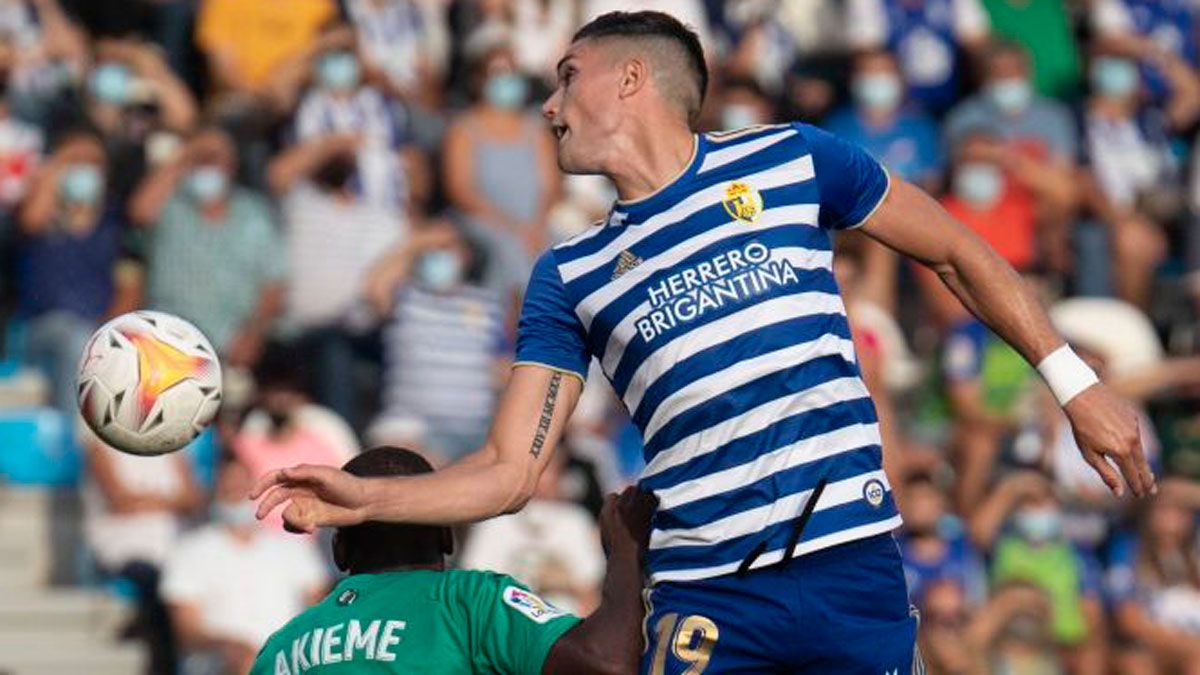 Espiau peina un balón ante el Almería. | LALIGA