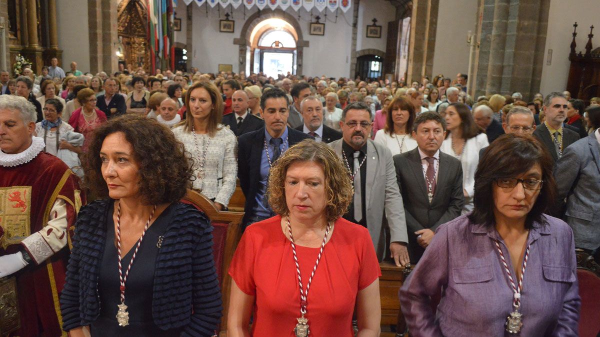 Las autoridades municipales acudieron ayer a la Misa de Acción de Gracias en la basílica de La Encina. | L.N.C.