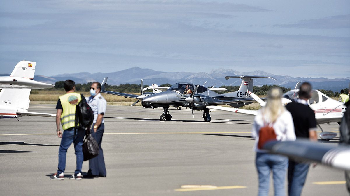 El Aeródromo Militar de León acogió este domingo un raid aéreo con motivo de su centenario. | SAÚL ARÉN