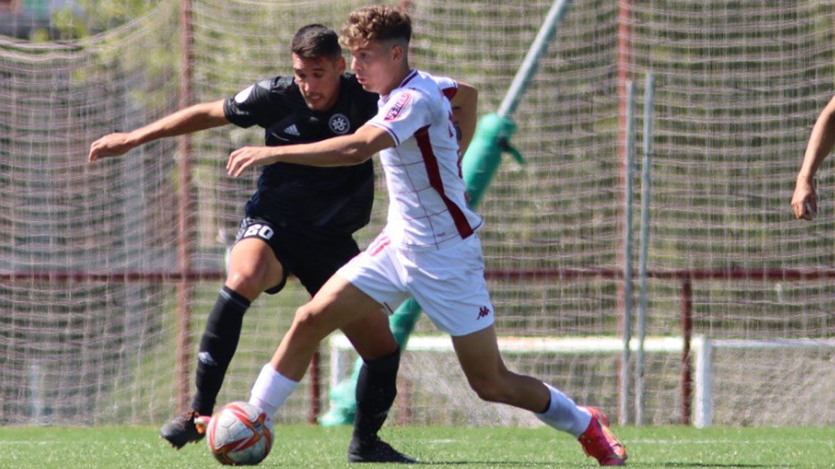 Álvaro Juan encara a un rival durante el choque de este domingo. | INTERNACIONAL