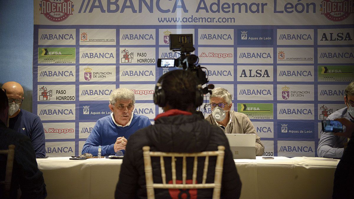 Imagen de la directiva del Ademar durante una rueda de prensa. | MAURICIO PEÑA