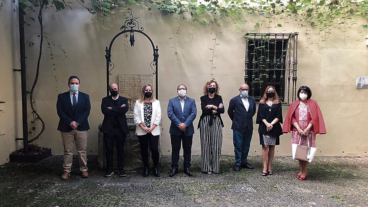 El Palacio de Gaviria, sede del COAL, acogió este lunes la presentación de la exposición de la XV BEAU. El Palacio de Gaviria, sede del COAL, acogió este lunes la presentación de la exposición de la XV BEAU.