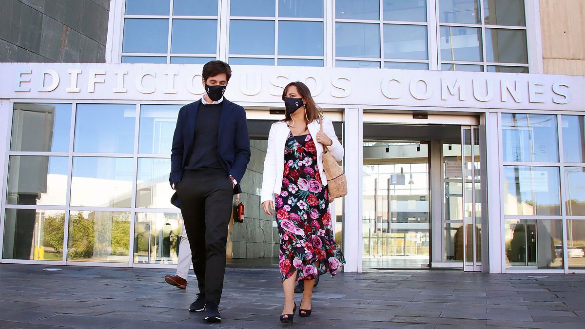 La portavoz de Ciudadanos, Gemma Villarroel, junto al eurodiputado, Adrián Vázquez, en el Parque Tecnológico. | PEIO GARCÍA / ICAL