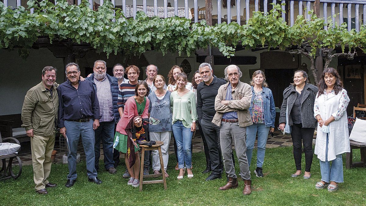 Foto de familia de los participantes en el acto de recuerdo del pasado miércoles a Luis García Zurdo. | VICENTE GARCÍA