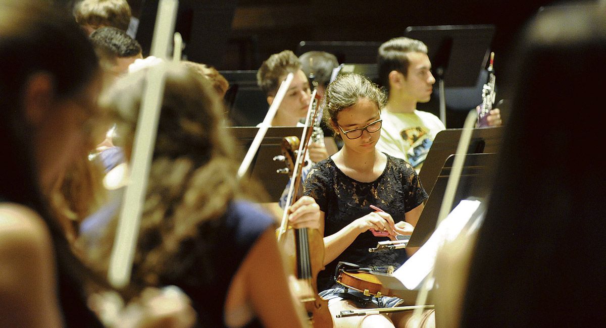 Los jóvenes componentes de la JOL afrontan hoy el primero de los dos conciertos de clausura. | DANIEL MARTÍN