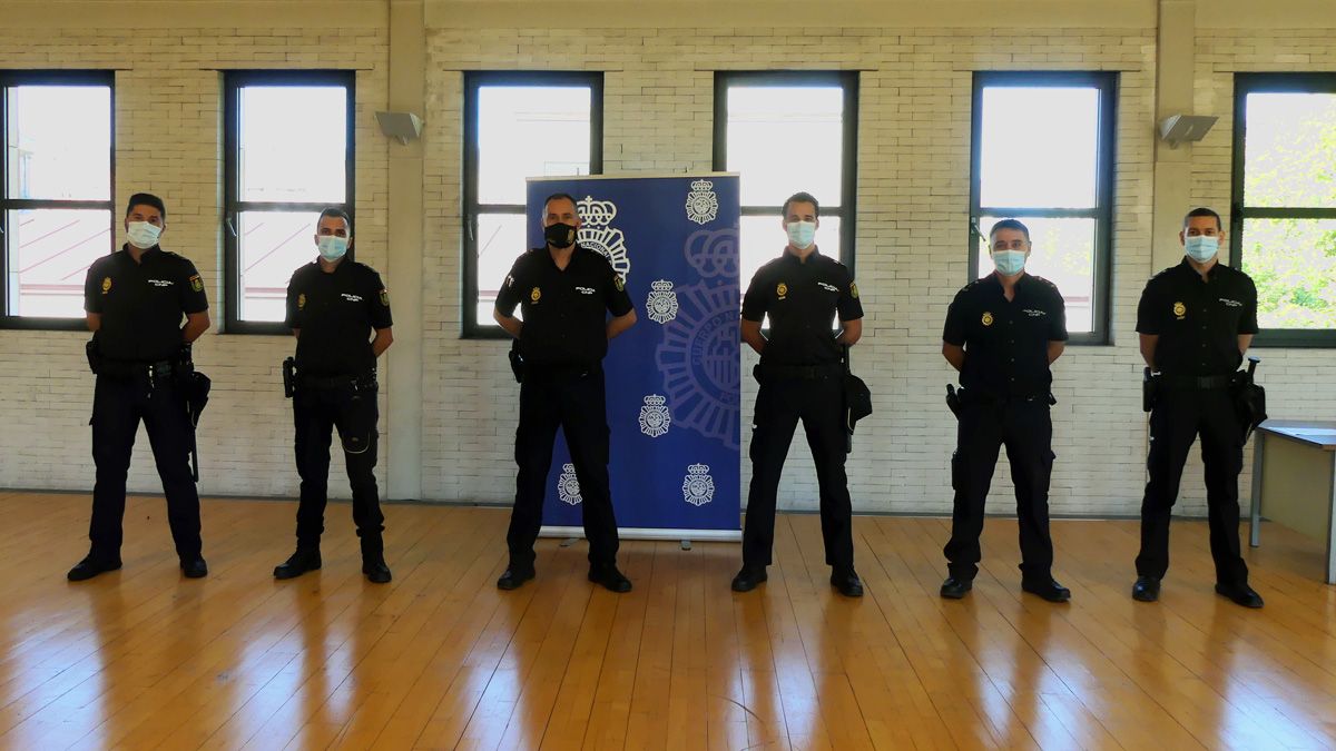 Imagen de los seis nuevos agentes que se incorporan al cuerpo en Ponferrada. | L.N.C.