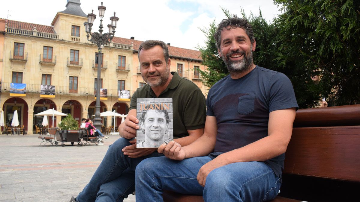 El autor del libro, el periodista David Rubio, y Juanín. | L.N.C.