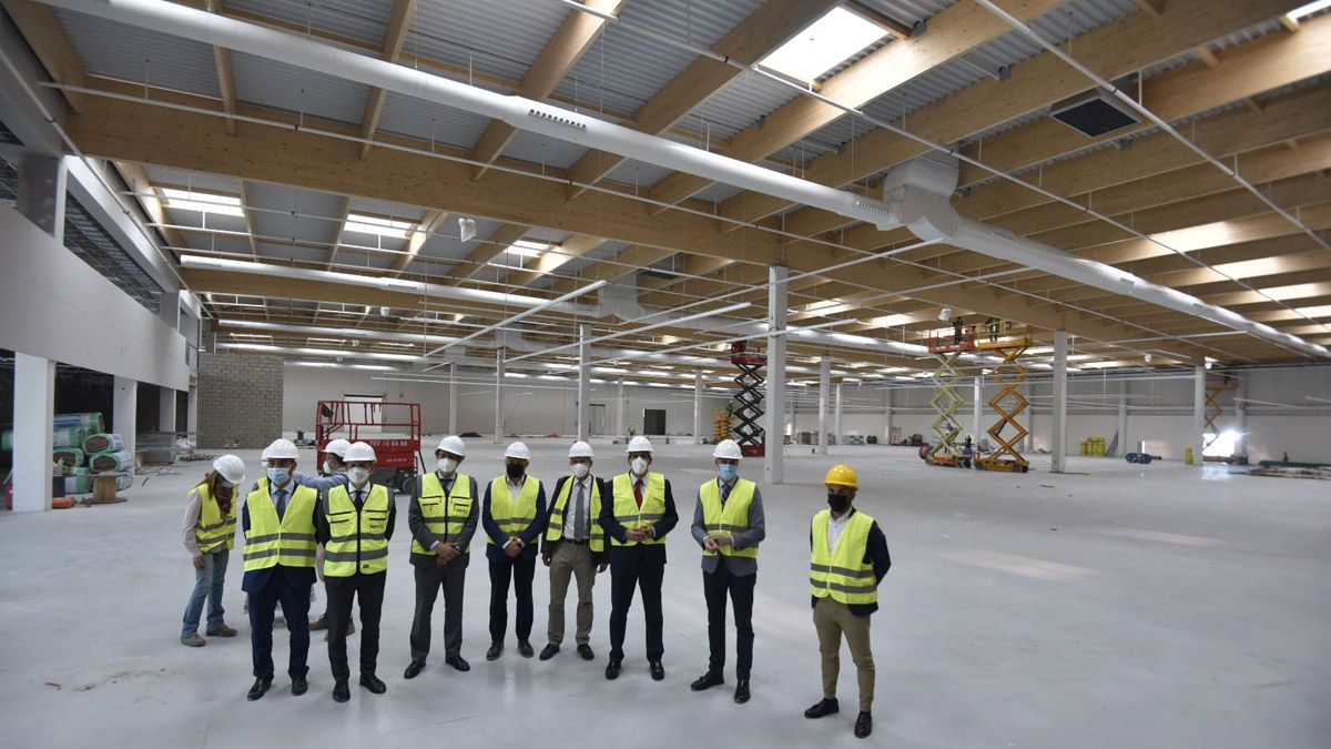 Un instante de la visita a las obras de la tienda de Leroy Merlin en el parque comercial 'Reino de León' el pasado mes de mayo. | SAÚL ARÉN