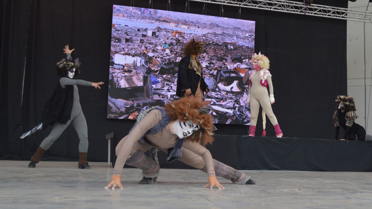 Un momento del musical ‘El rey de la Sabana, el león’ que reunió ayer a casi 2.000 personas en el Auditorio Municipal de Ponferrada. | A. Vega