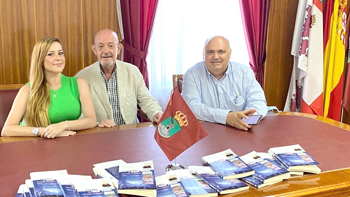 Los tres autores del libro, Angélica Molins, Manuel Valero y Ramiro Pinto.