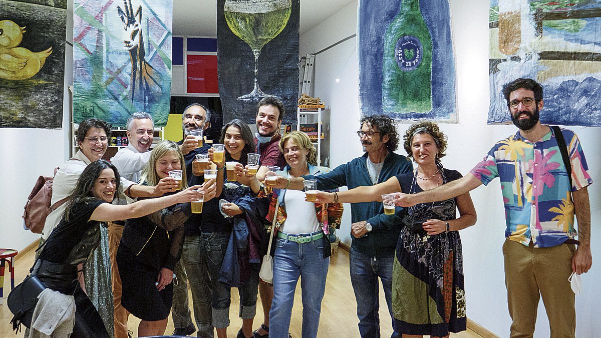 Varios de los artistas celebran con cerveza el día de la inauguración de la exposición. | VICENTE GARCÍA
