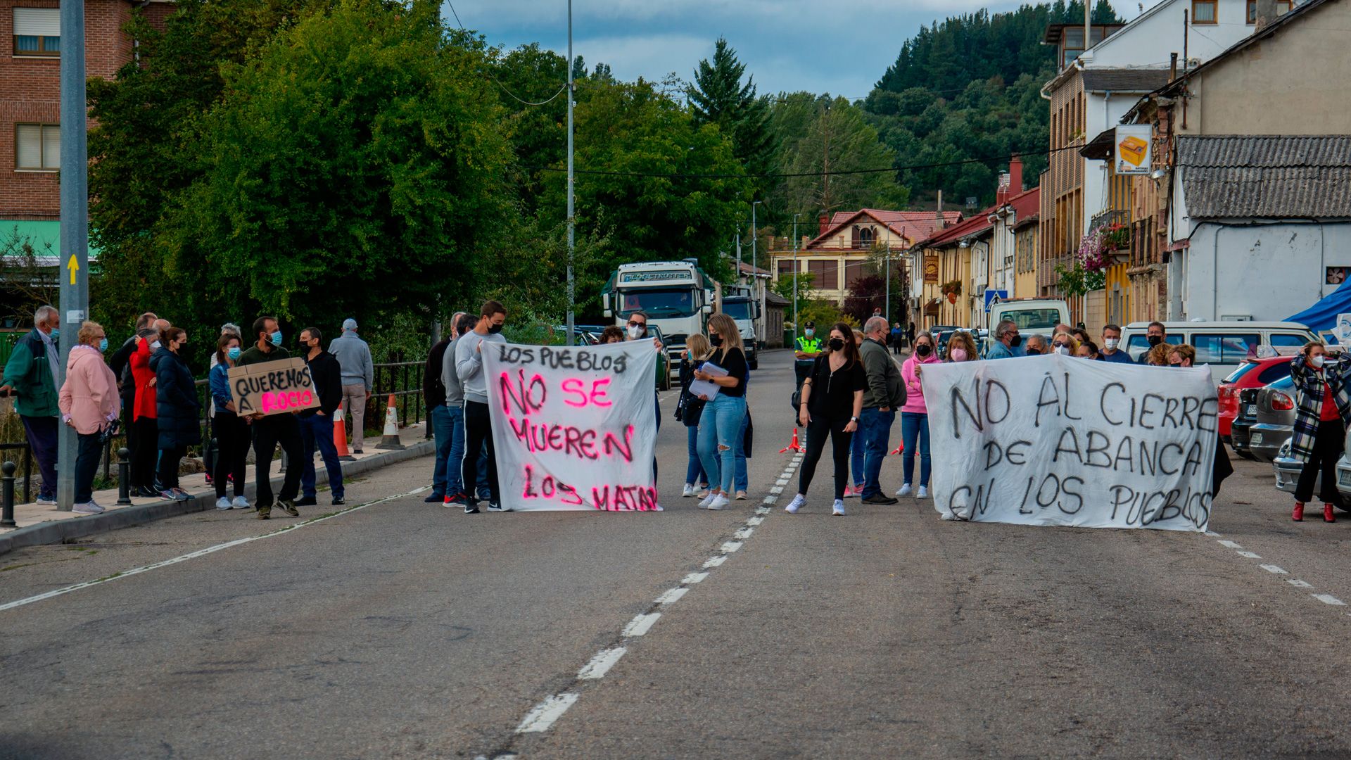 Manifestación de los vecinos de Canales-La Magdalena por la decisión de Abanca.  | IVÁN FLÓREZ