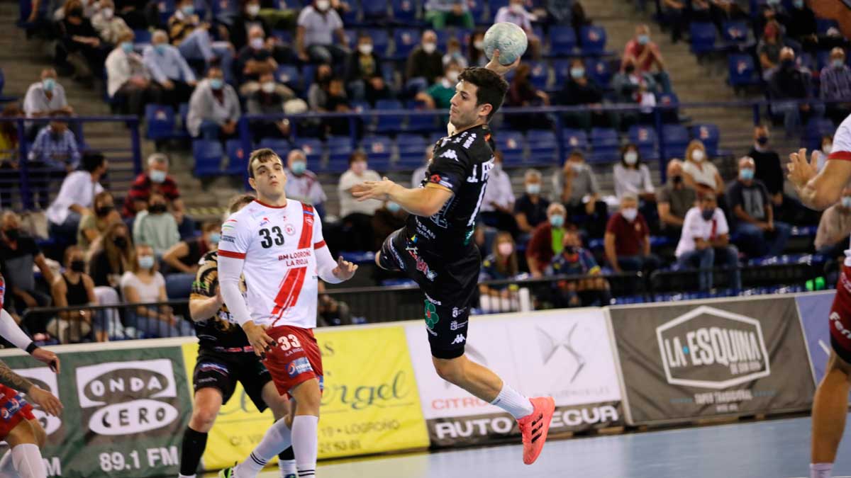 Lanzamiento de Jaime Fernández durante el partido ante el BM Logroño. | JUANJO ACOBI