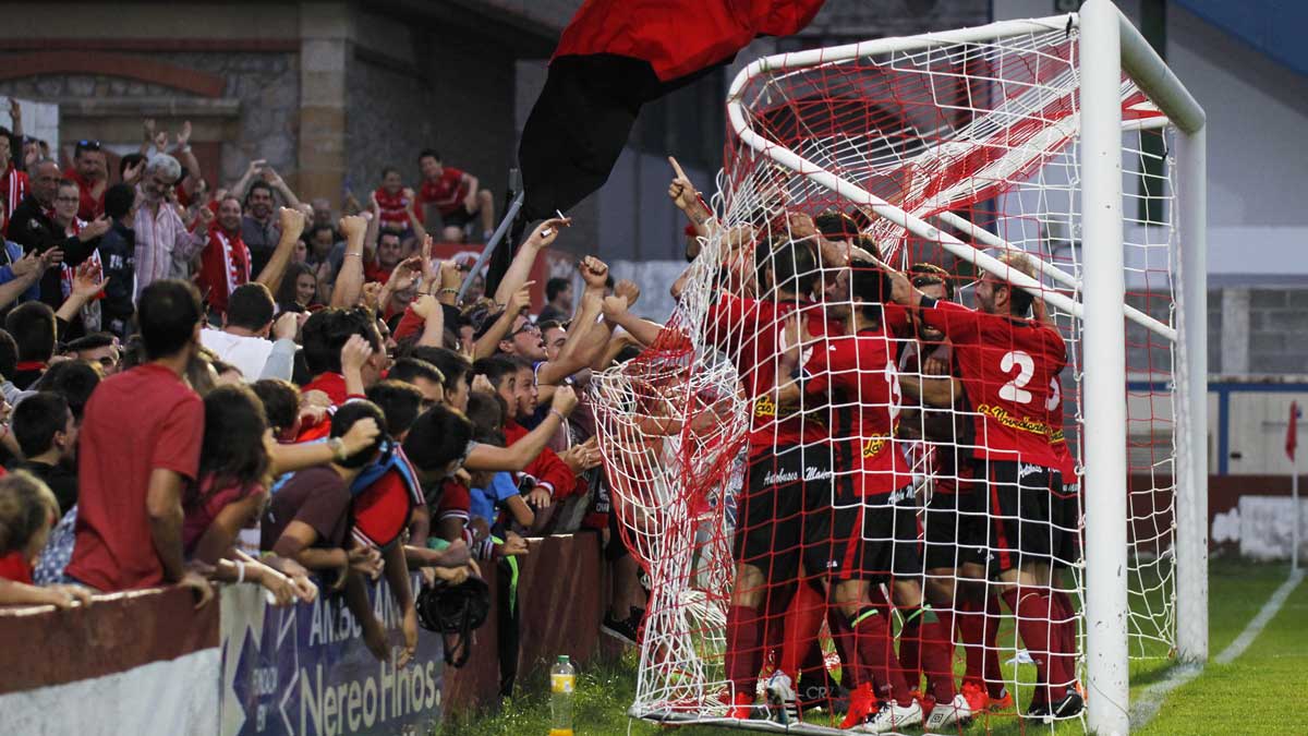Los jugadores del Laredo celebran el gol que sentenciaba su pase con su afición. | EL MUNDO CANTABRIA