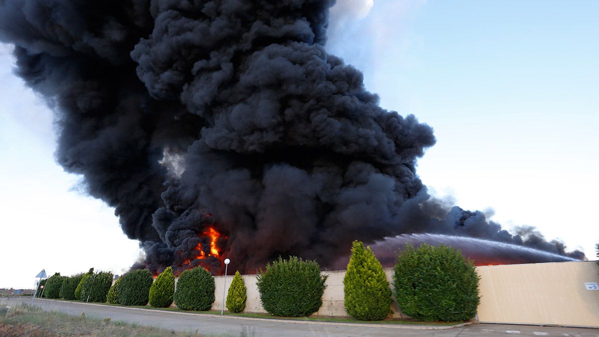 Imagen de la columna de humo originada en el incendio de neumáticos de RMD en Ardoncino.| ICAL