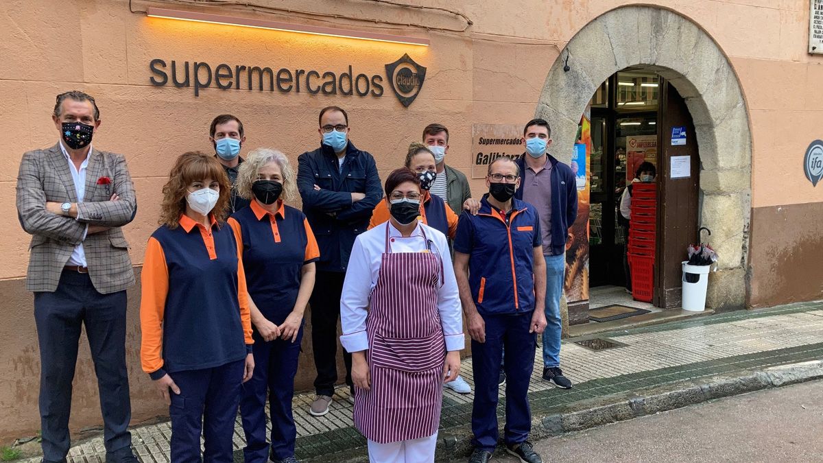 El equipo de trabajo del nuevo supermercado y  representantes del Grupo Gadisa.