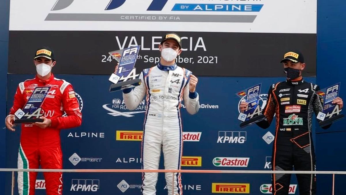 David Vidales, a la izquierda, en el pódium de Valencia tras la primera carrera. | FREGIONALALPINE