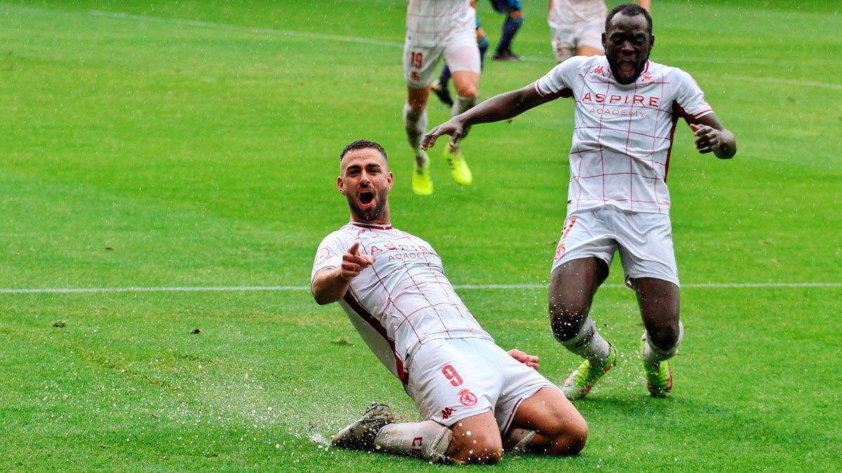 Ander Vitoria se lanza al césped encharcado junto a Ketu para celebrar el gol de la remontada. | RC IRENE (CYD)