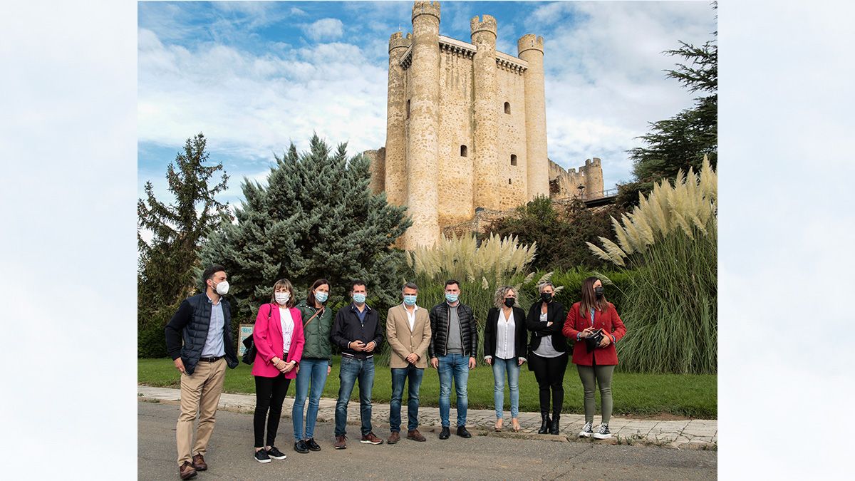 La comitiva a los pies del castillo de Valencia de Don Juan. | ICAL