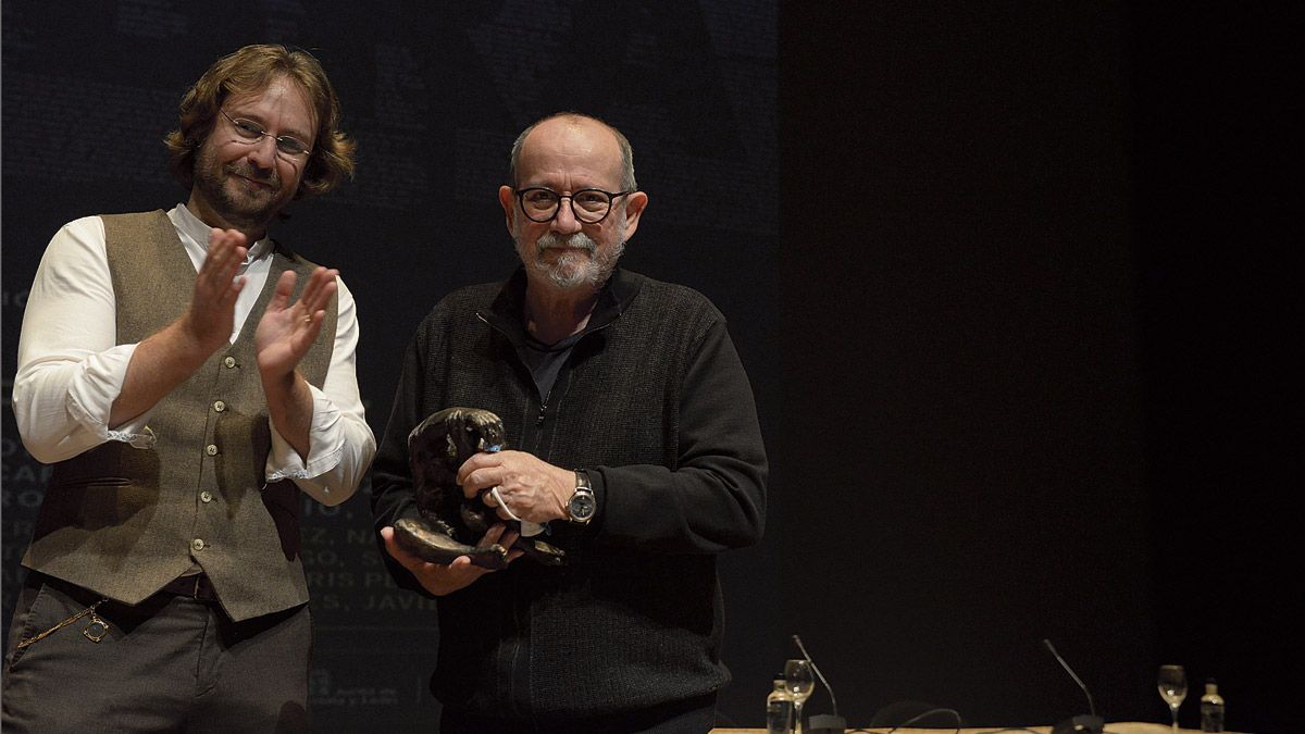 El cantautor cubano Silvio Rodríguez recibió el Premio Leteo de manos del poeta Rafael Saravia. | MAURICIO PEÑA