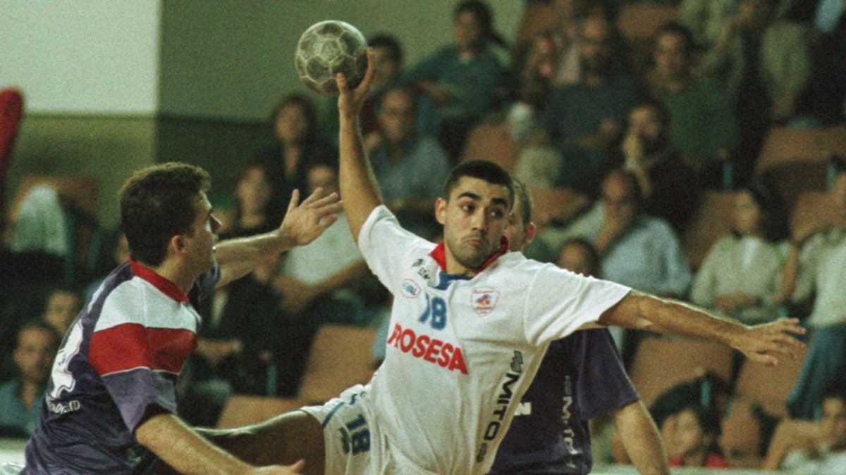 Canca lanza a portería durante un partido con la camiseta del Ademar. | MAURICIO PEÑA