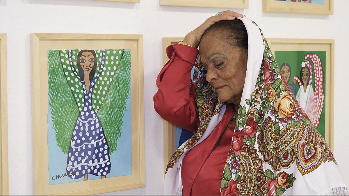 Micaela Flores Amaya, más conocida en los ambientes artísticos como La Chunga, en una pose muy suya en la galería Ármaga. | VICENTE GARCÍA