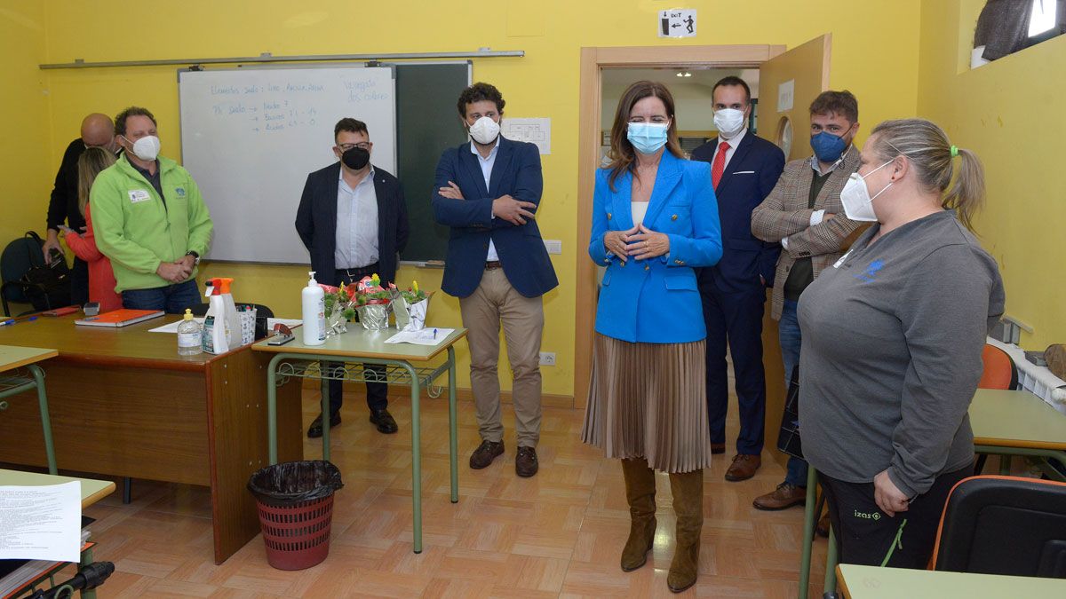 La consejera Ana Carlota Amigo durante la visita al aula de formación de Villaquilambre. | MAURICIO PEÑA