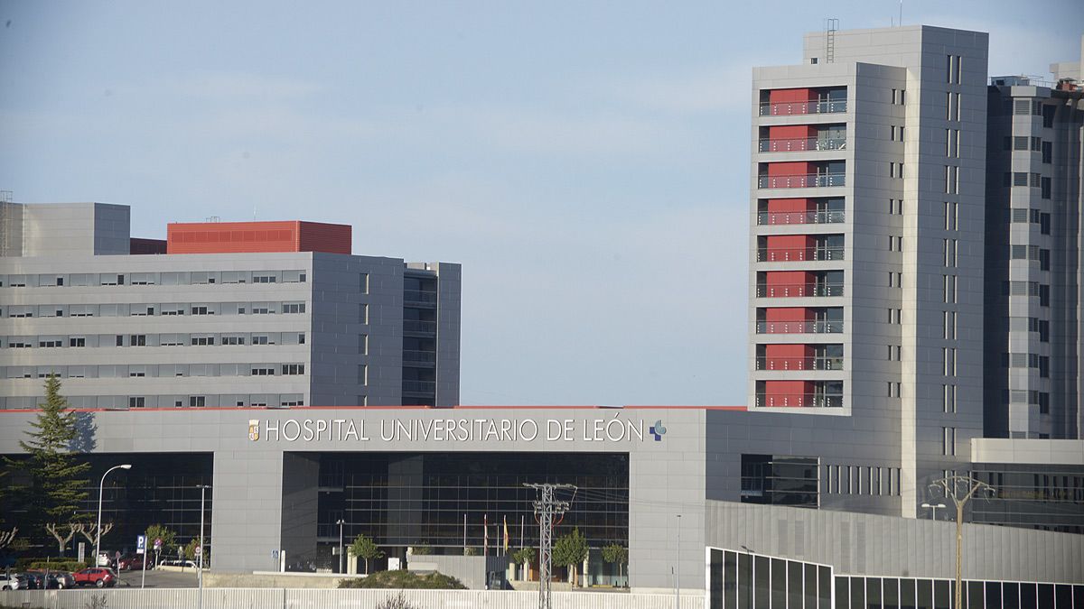 Imagen de archivo del Hospital de León, donde denuncian fallos asistenciales. | MAURICIO PEÑA