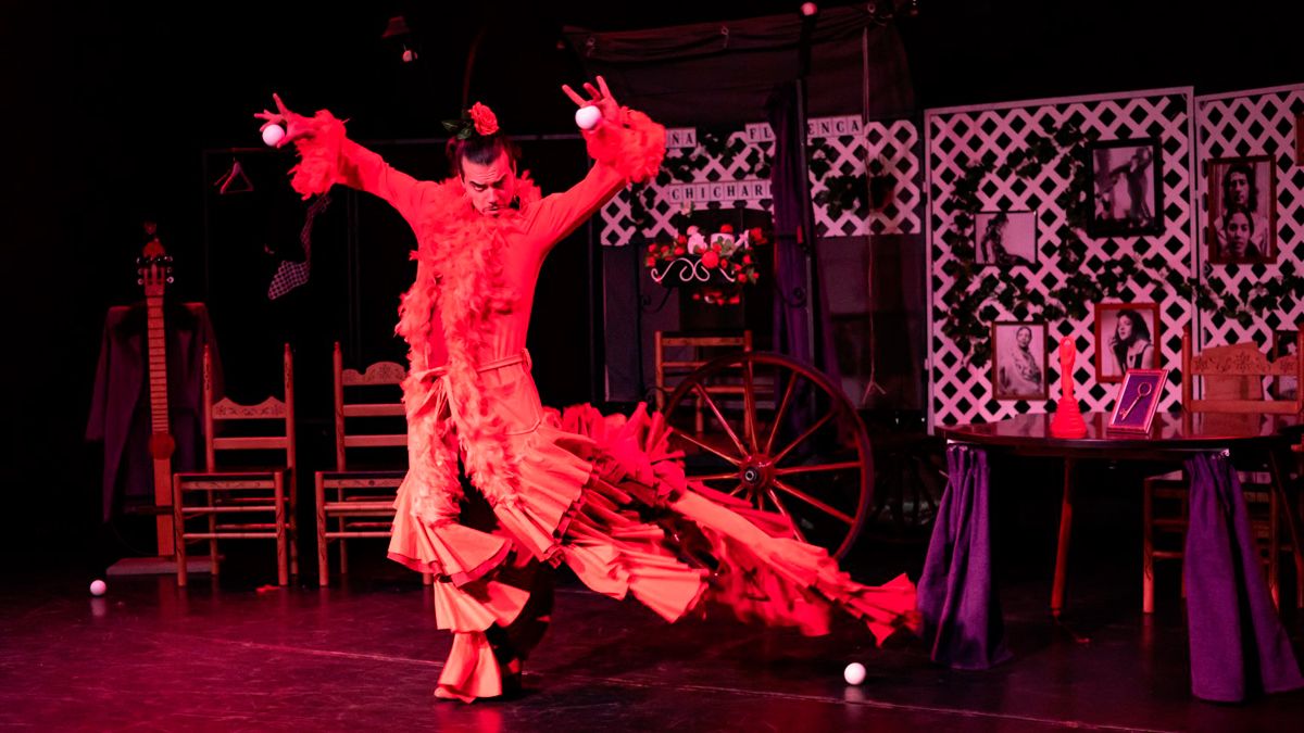 El ciclo se cierra con "Sin ojana" un espectáculo de fusión entre el flamenco y los malabares.