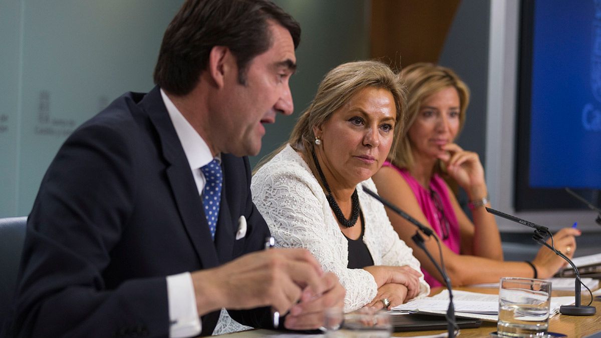 La vicepresidenta y portavoz de la Junta, Rosa Valdeón (C), la Consejera de Familia e Igualdad de Oportunidades, Alicia García (D) y el Consejero de Fomento y Medio Ambiente, Juan Carlos Suárez Quiñones (I), comparecen tras la reunión del Consejo. | ICAL La vicepresidenta y portavoz de la Junta, Rosa Valdeón (C), la Consejera de Familia e Igualdad de Oportunidades, Alicia García (D) y el Consejero de Fomento y Medio Ambiente, Juan Carlos Suárez Quiñones (I), comparecen tras la reunión del Consejo. | ICAL