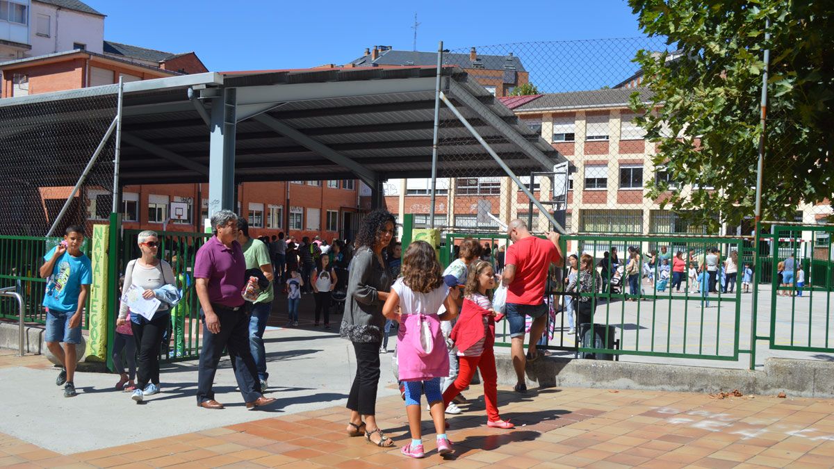 Primer día de clase, en foto de archivo, en el colegio Navaliegos de Ponferrada. | L.N.C.